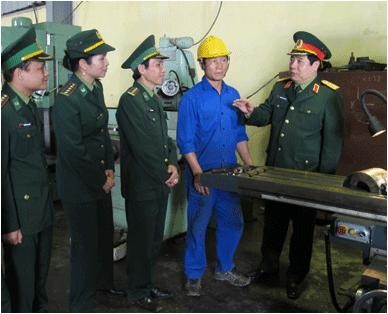 Bộ trưởng Phùng Quang Thanh thăm hỏi, động viên công nhân tay nghề bậc cao của Công ty Sơn Hải